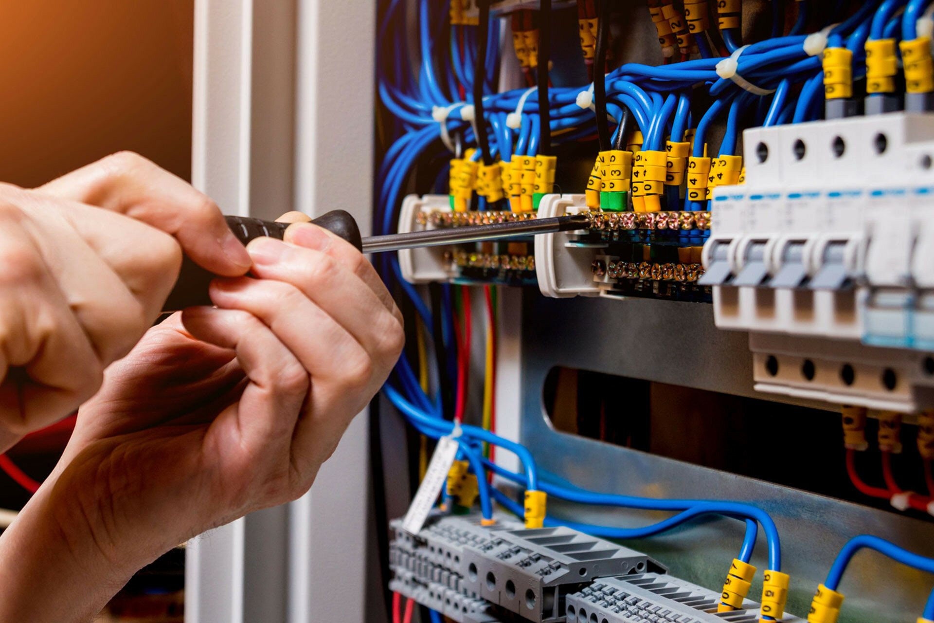 Bakım, onarım ve revizyon hizmetleri — elektrik panosu ve tesisatında arıza tespiti, periyodik bakım ve iyileştirme