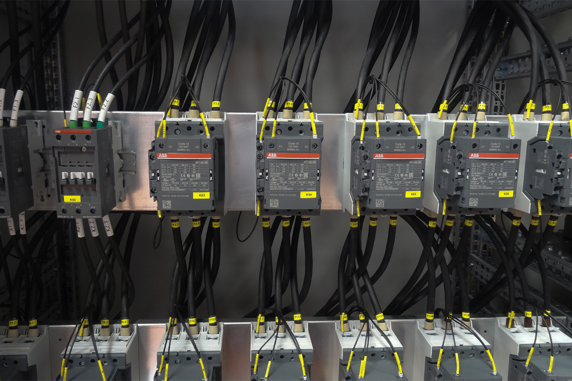 Kompanzasyon panosu uygulaması — reaktif güç kontrolü, enerji kalitesi ve ceza riskinin azaltılması