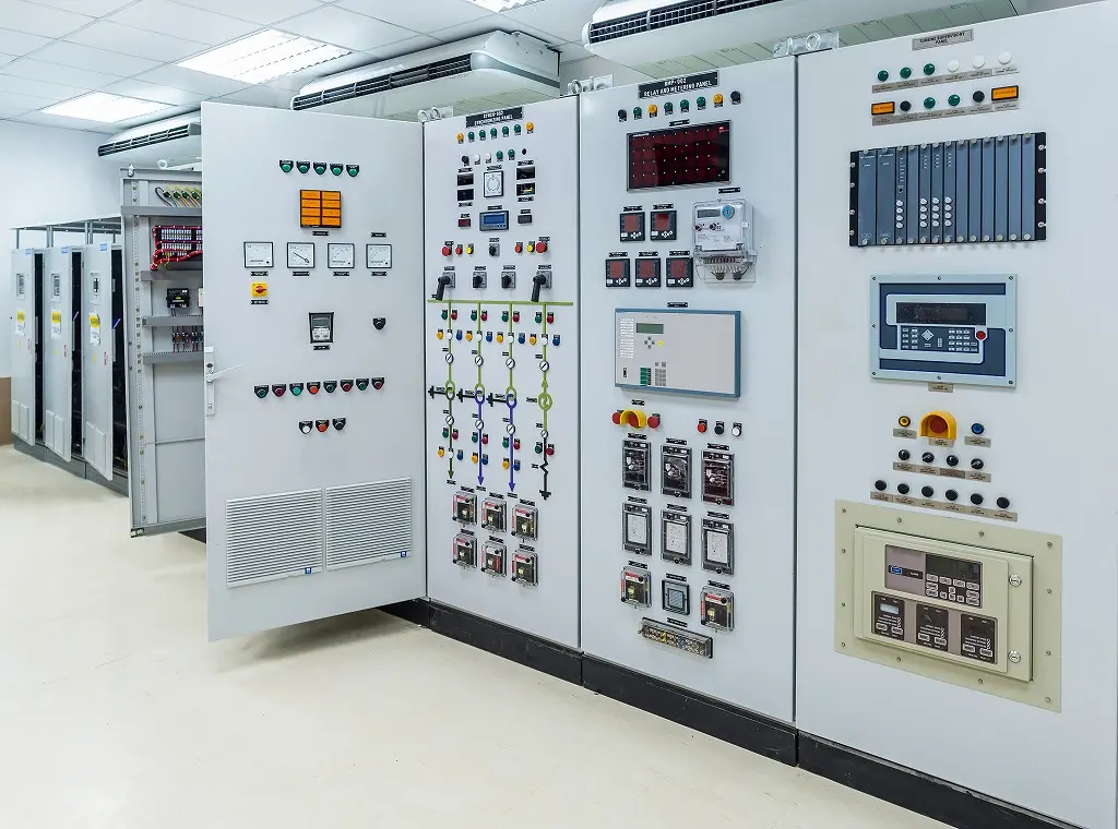 Ofis elektrik altyapısı uygulaması — düzenli kablolama, güvenli dağıtım ve modern ofis standartları